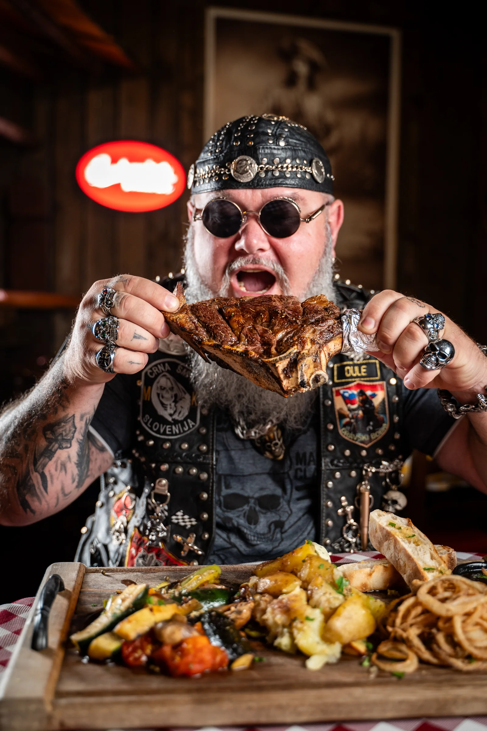Gost West Saloona z ogromnim steakom ob plošči z žara
