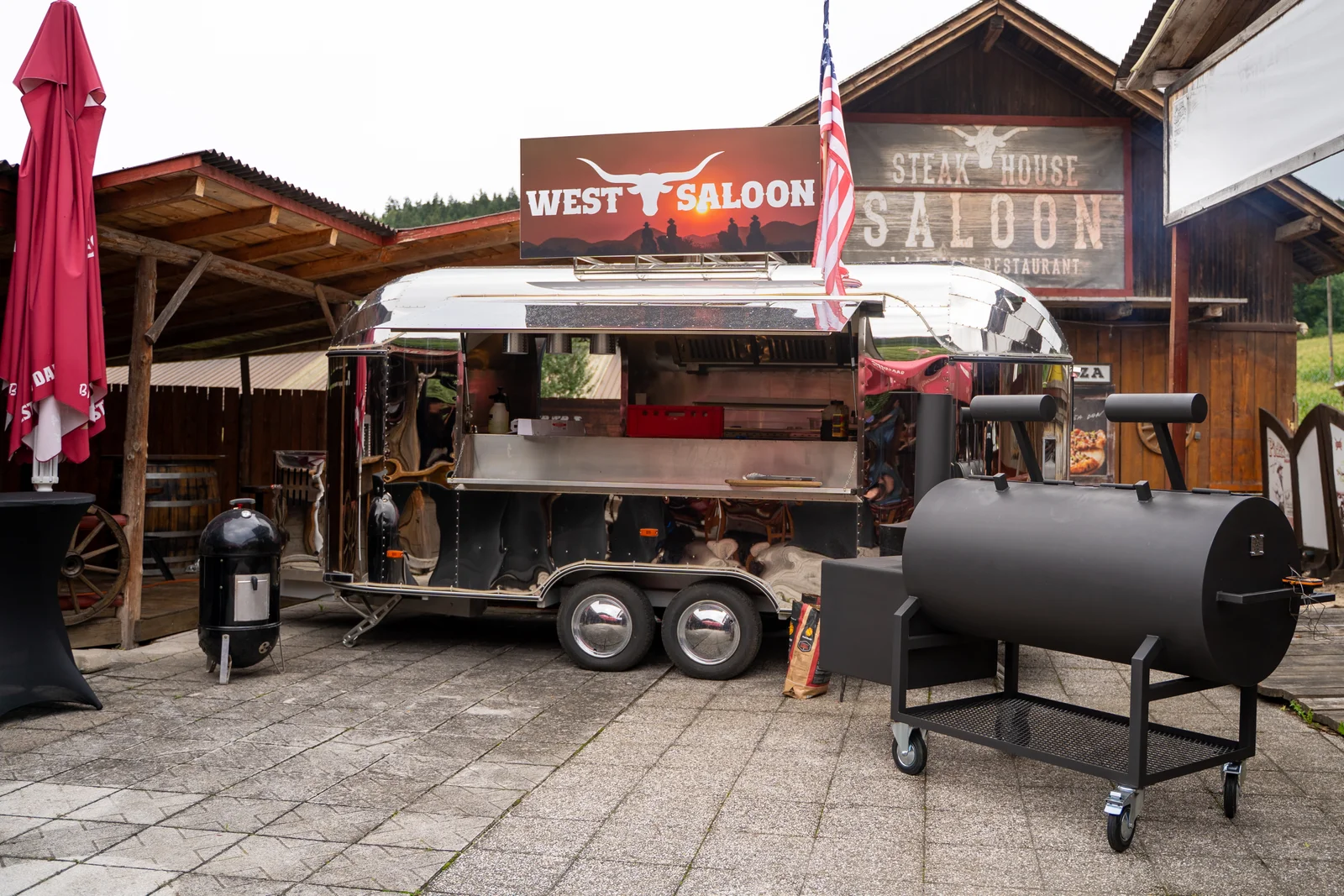 Smoker in BBQ prikolica pred West Saloonom