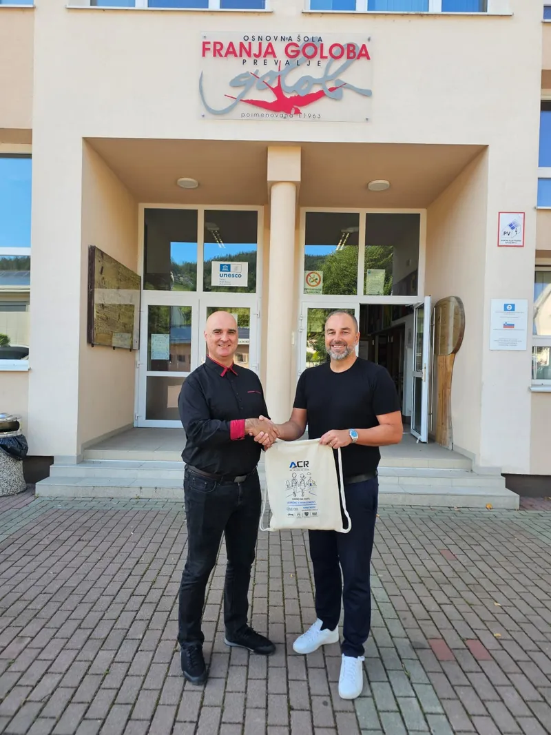 V okvirju projekta 𝑃𝑟𝑣𝑖 𝑠̌𝑜𝑙𝑠𝑘𝑖 𝑘𝑜𝑟𝑎𝑘𝑖 smo razveselili prvošolčke v Mežiški dolini