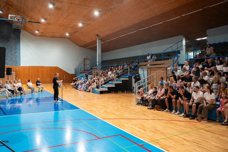 V okvirju projekta 𝑃𝑟𝑣𝑖 𝑠̌𝑜𝑙𝑠𝑘𝑖 𝑘𝑜𝑟𝑎𝑘𝑖 smo razveselili prvošolčke v Mežiški dolini
