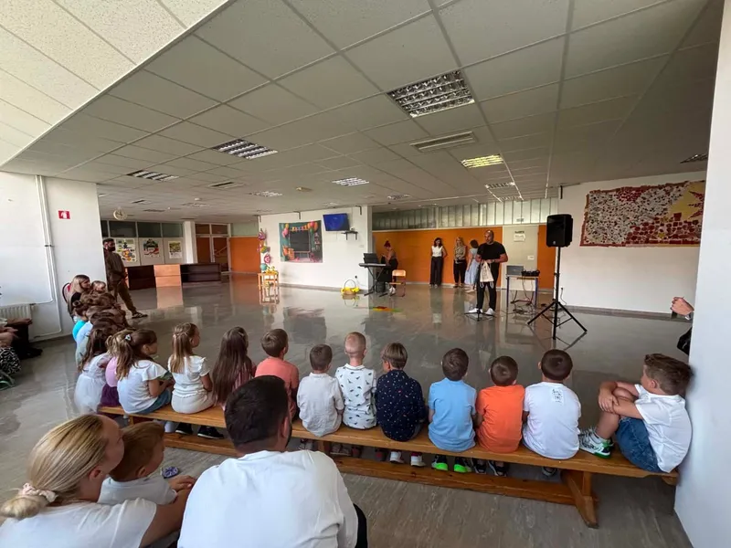 V okvirju projekta 𝑃𝑟𝑣𝑖 𝑠̌𝑜𝑙𝑠𝑘𝑖 𝑘𝑜𝑟𝑎𝑘𝑖 smo razveselili prvošolčke v Mežiški dolini