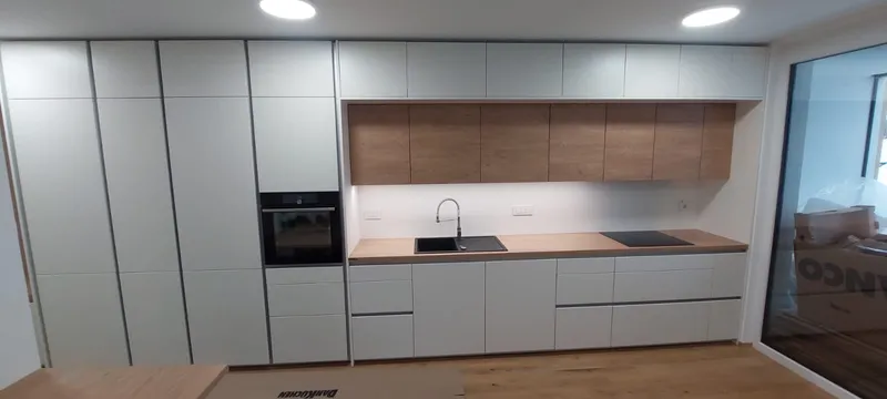 Silbermond z belimi supermat lakiranimi frontami in lesenim dekorjem ulme 