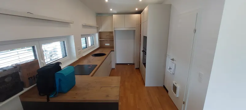 Eleganten model Silbermond v izvedbi Jasmin, z ročajno letvijo Cerros ter delovno ploščo Burguesa. Za funkcionalnost pa poskrbijo aparati AEG in Electrolux.