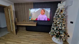 Montaža kuhinje — brezčasna kombinacija antracita in grčastega hrasta