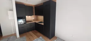 Montaža kuhinje — eleganca in toplina