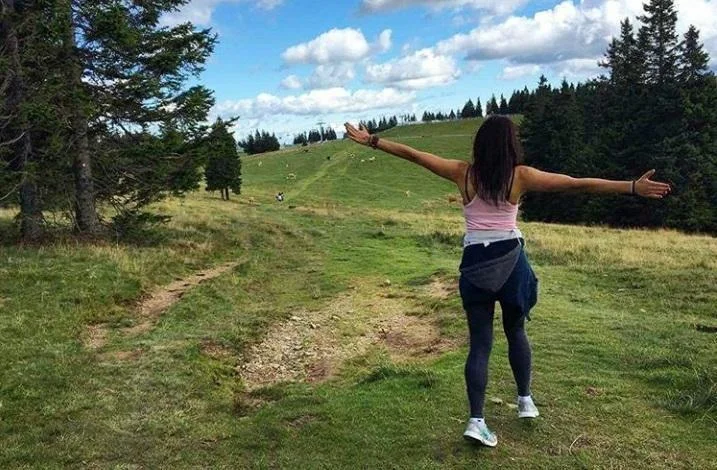 IDEALNA. POPOLNA.