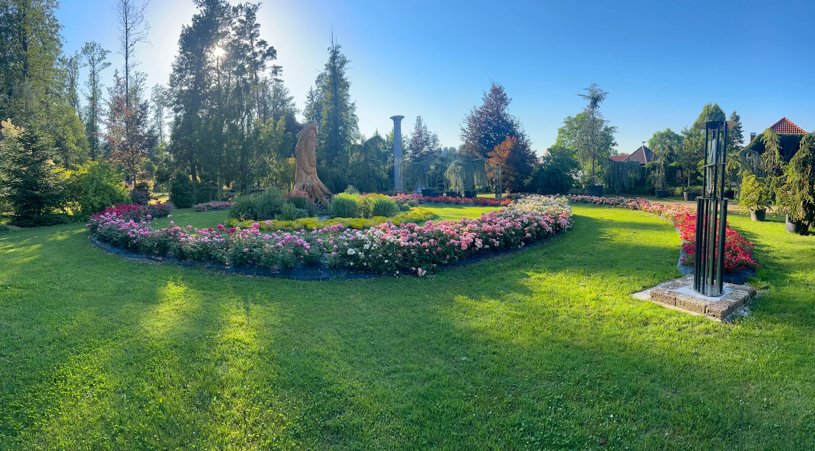 Družinski park Vrtovi Jehart — rožni vrt z leseno skulpturo