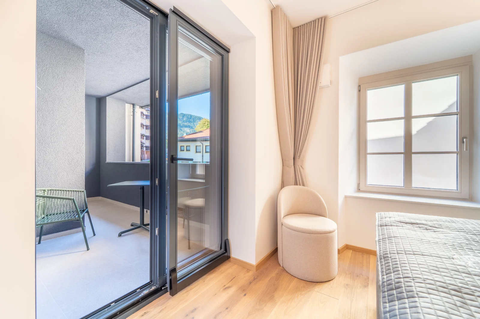 Steklena vrata na balkon in fotelj ob oknu