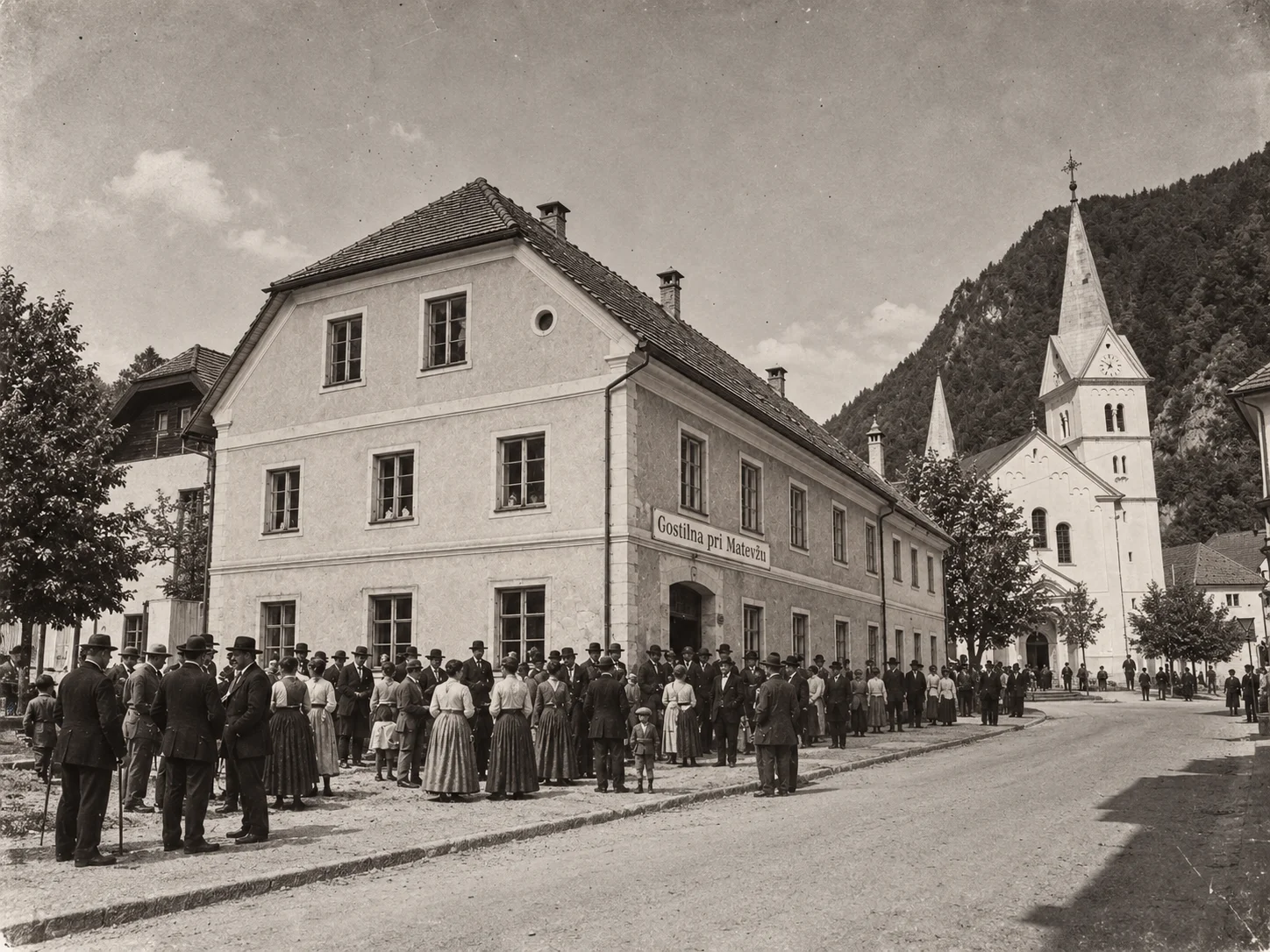Gostilna Pri Matevžu na stari fotografiji — gostje pred hišo