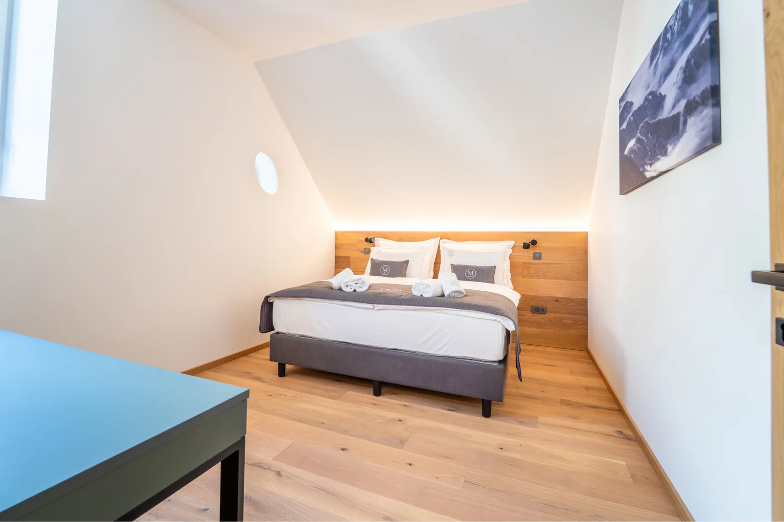 Spalnica suite pod poševnim stropom