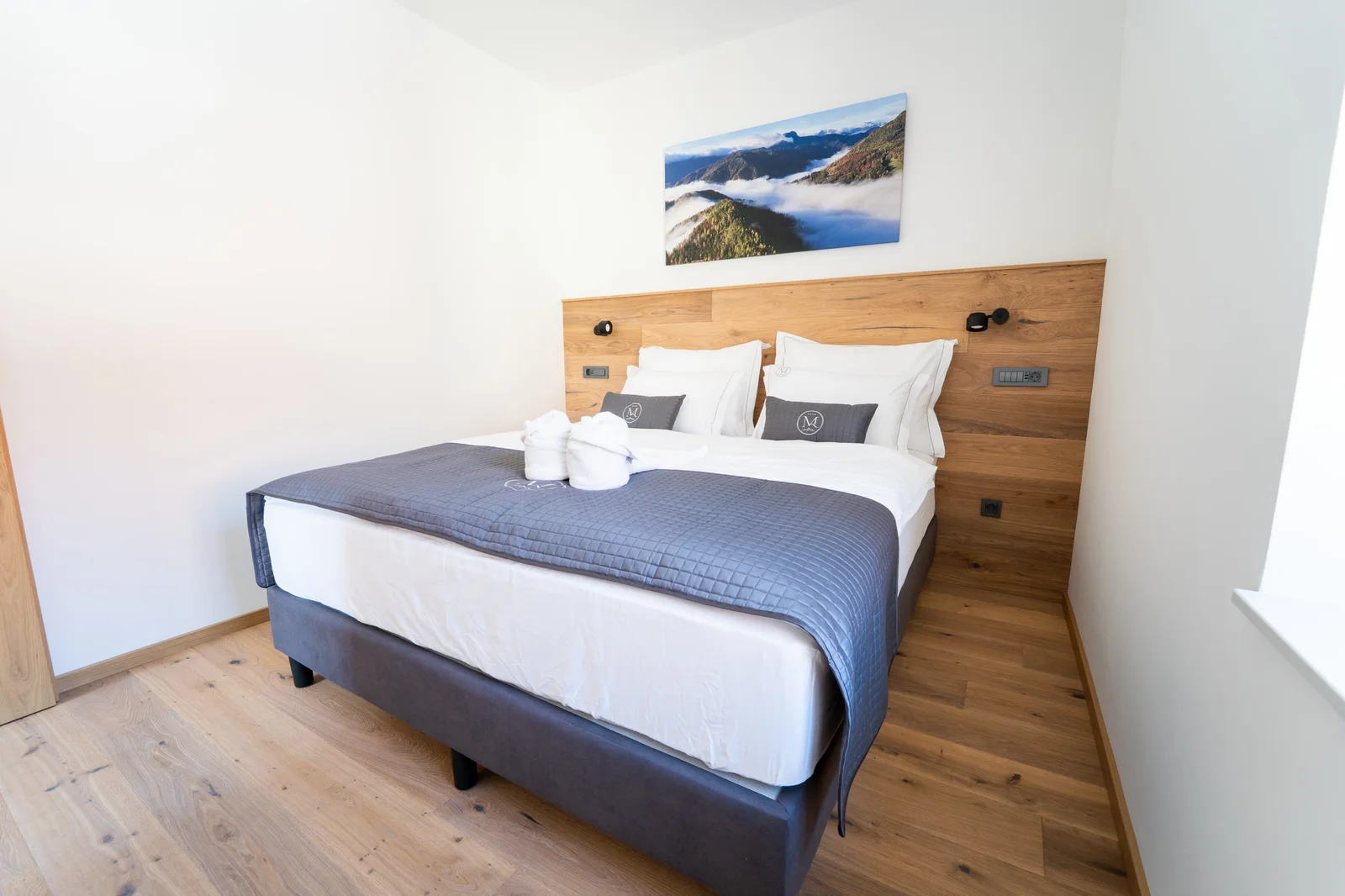 Spalnica suite z zakonsko posteljo